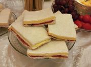 Una foto de sandwich de miga tomate