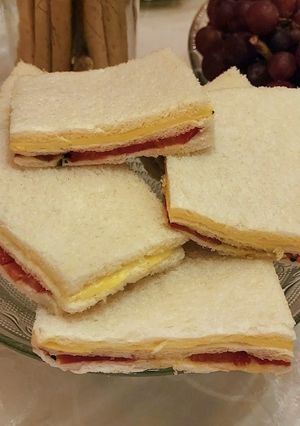 Una foto de 🍅🌿🧀 Sándwich de miga caprese - Tomate, pesto de albahaca y queso 🧀🌿🍅