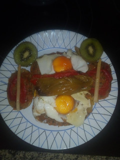 Una foto de Patatas rellenas de calabacín, pimiento y huevos al horno