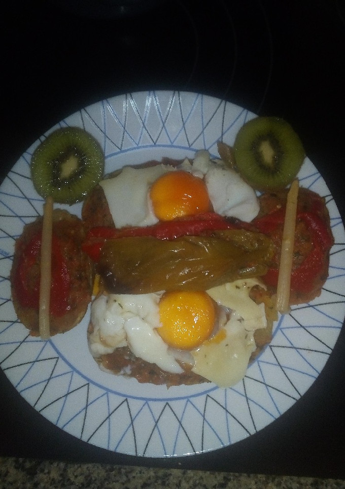 Una foto de Patatas rellenas de calabacín, pimiento y huevos al horno