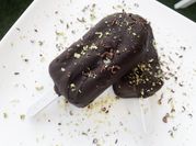 Una foto de helado de pistache
