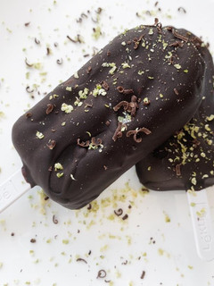 Una foto de Helado de Chocolate Negro Clásico con topping de pistacho