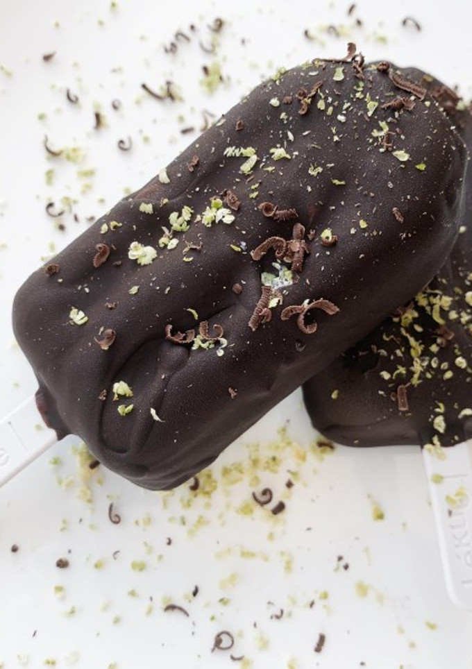 Una foto de Helado de Chocolate Negro Clásico con topping de pistacho