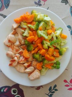 Una foto de Pavo con zanahoria y brócoli