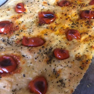 Focaccia barese con pomodorini pachino è un ricetta creata dall