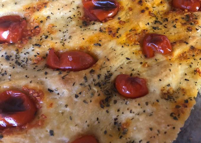 Focaccia barese con pomodorini pachino è un ricetta creata dall