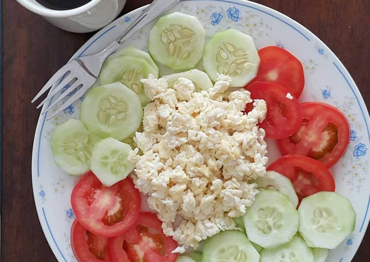 Scrambled eggs with tomato and cucumber salad