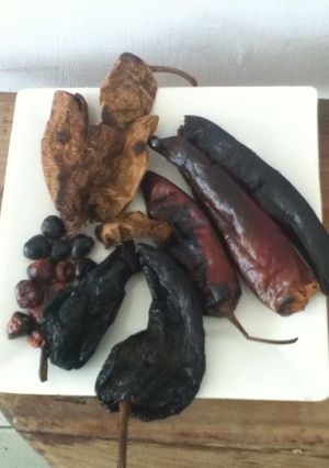 Una foto de Salsa negra con tomatillo de milpa