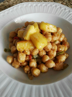 Una foto de Curry de garbanzos con mango frito