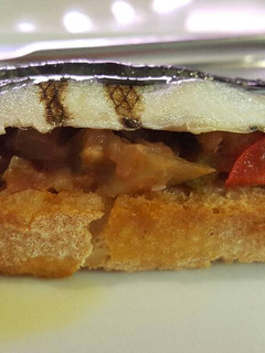 Una foto de Tostada de anchoas con tomate y pimiento