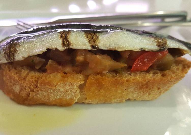 Tostada de anchoas con tomate y pimiento