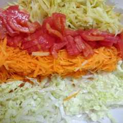Una foto de Ensalada de akusay, manzana y tomate