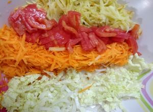Una foto de Ensalada de akusay, manzana y tomate