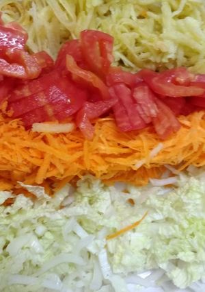 Una foto de Ensalada de akusay, manzana y tomate