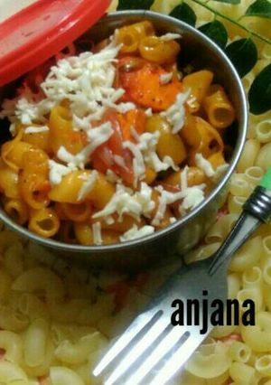 A picture of Macroni in indo Western style..