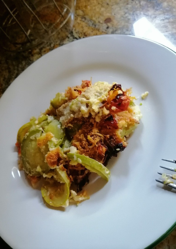 Una foto de "Pastelito" de zucchini y tomate con base de avena
