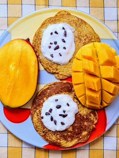 Una foto de Hotcakes de mango y avena 🥞 🥭🥣 sin azúcar agregado, sin edulcorante, sin harina 🤤 sin balanza