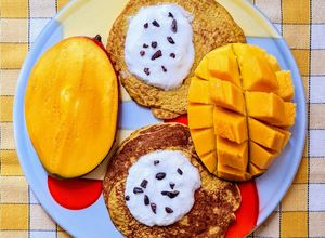 Una foto de Hotcakes de mango y avena 🥞 🥭🥣 sin azúcar agregado, sin edulcorante, sin harina 🤤 sin balanza