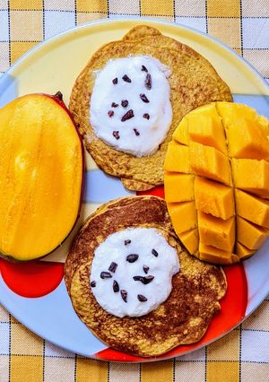 Una foto de Hotcakes de mango y avena 🥞 🥭🥣 sin azúcar agregado, sin edulcorante, sin harina 🤤 sin balanza
