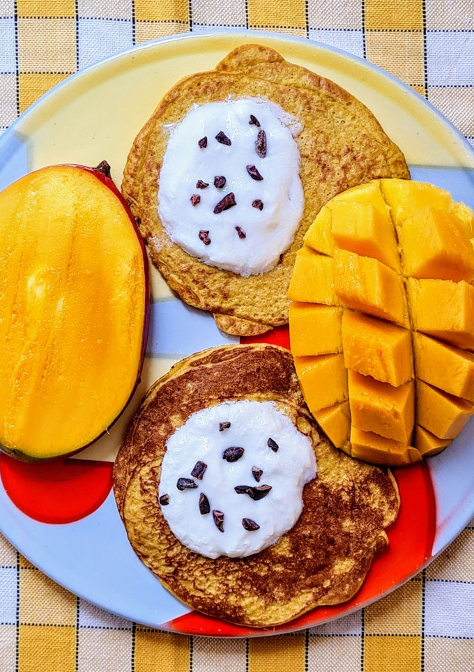 Una foto de Hotcakes de mango y avena 🥞 🥭🥣 sin azúcar agregado, sin edulcorante, sin harina 🤤 sin balanza