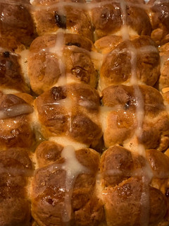 Una foto de Hot Cross Buns de té negro y chocolate (Bollitos de Pascua)🐰
