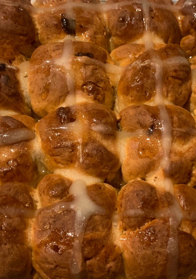 Una foto de Hot Cross Buns de té negro y chocolate (Bollitos de Pascua)🐰
