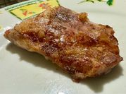 Una foto de churrasco de cerdo mostaza