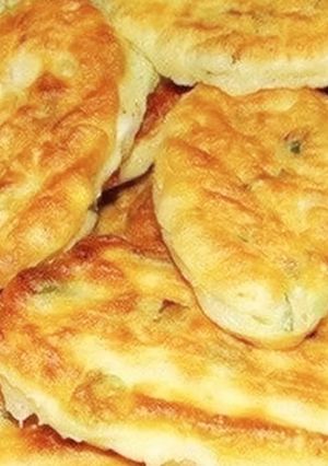 Фото Оладьи с яйцом и зелёным луком.