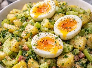 Foto di Insalata tiepida di Patate e Sedano con Senape e Uova dal cuore morbido