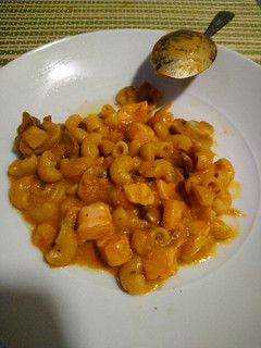 Una foto de Pasta con salmón, tomate y bebida vegetal de coco