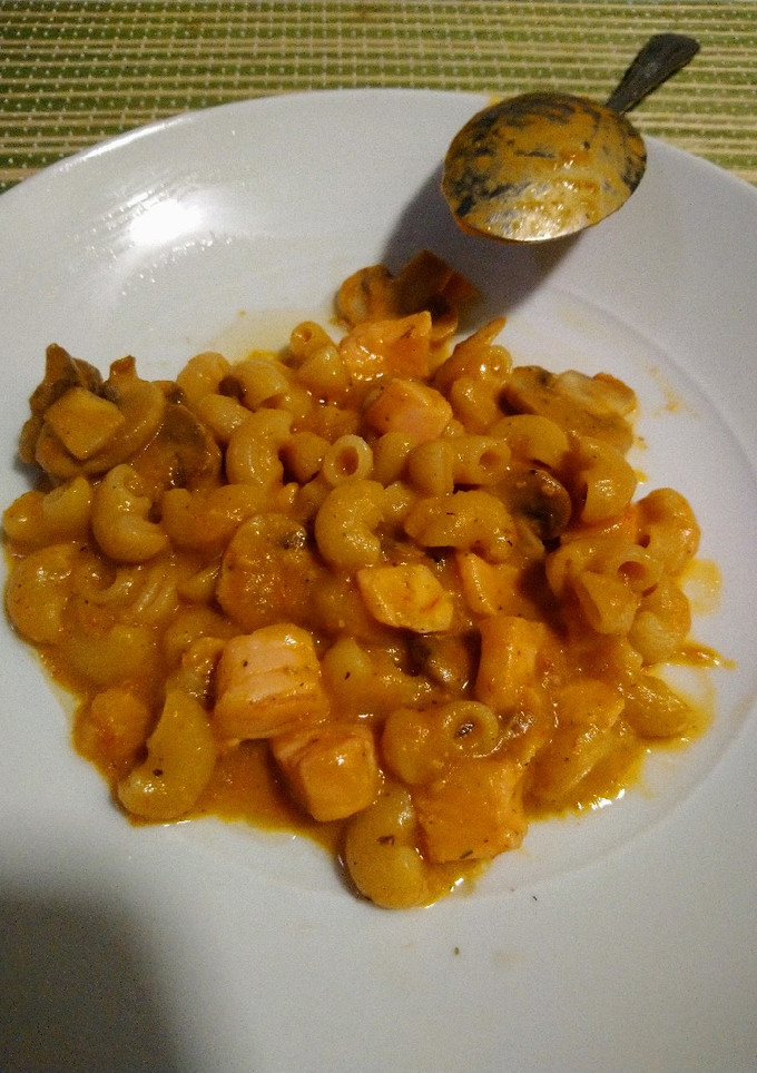 Una foto de Pasta con salmón, tomate y bebida vegetal de coco