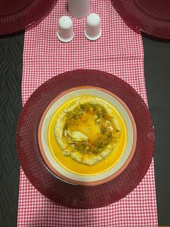 Una foto de Estofado de pollo en platos de plátano 🧑🏻‍🍳