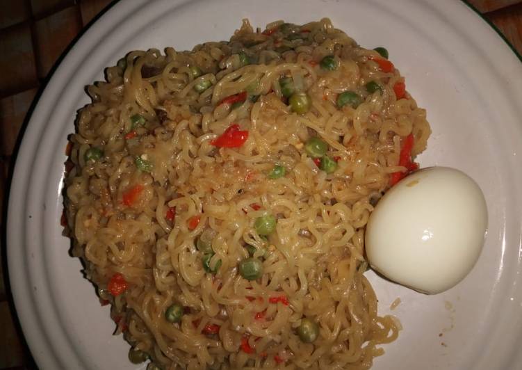 Veggies noodles with egg