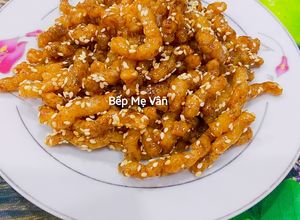 Hình của món Bóng cá chay chiên giòn mè rang.