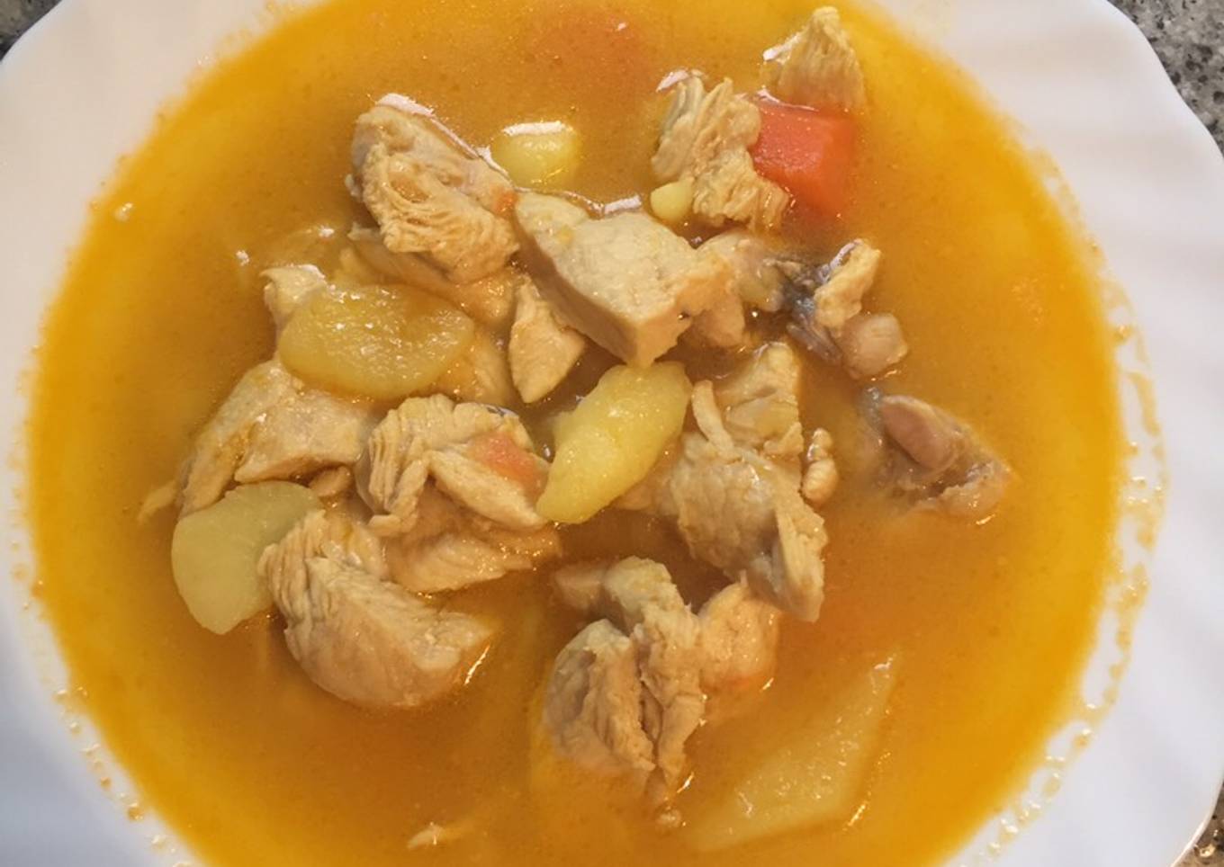 Guiso de patatas con pollo en blanco