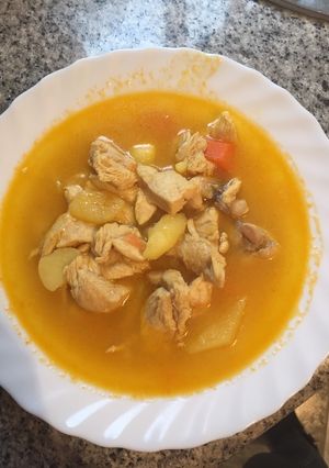 Una foto de Guiso de patatas con pollo en blanco