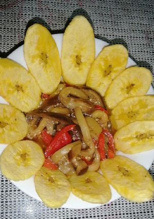 Una foto de Antipasto de berenjenas y pimientos rojos