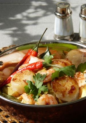 Une photo de ST-JACQUES & CREVETTES RÔTIES, SAUCE CURRY SUR RIZ BASMATI