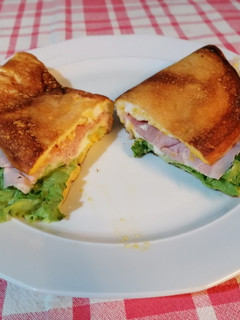 Foto di OMELETTE NUVOLA CON PROSCIUTTO COTTO, INSALATA E STRACCHINO