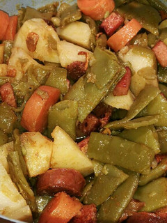 Una foto de Alubias verdes con patata y zanahorias