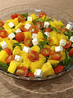 Una foto de Ensalada del día, con mango y queso feta