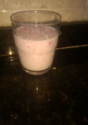 Una foto de Licuado a mano de frutilla