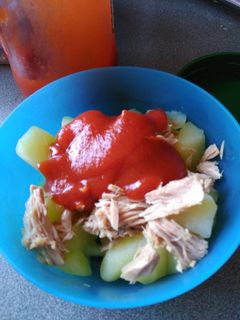 Una foto de Patatas con atún y tomate