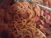 Una foto de spaghetti con salchicha