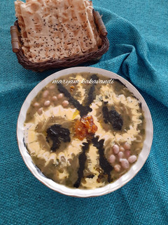 عکسی از دستور آش رشته با اسفناج (آش اسفناج) با یک تزئین ساده