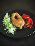Salmone in crosta di sesamo alla curcuma con friggitelli sott'olio