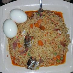 A picture of Vegetable noodles with egg.