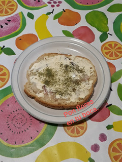 Una foto de Tostada con frito de cebolla, polvo de flores y queso crema semi