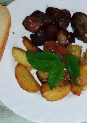 Fűszeres csirkemáj, Pataki tálban, hasáb krumplival együtt sütve recept fotója