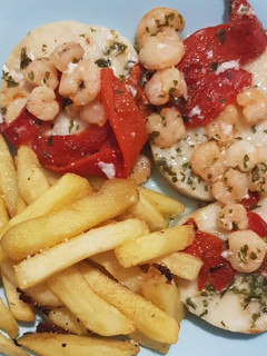 Una foto de Merluza al horno con gambitas
